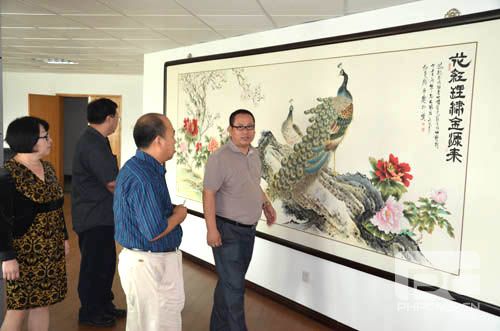 张彦霖在杜学森院长陪同下参观校园及实验室