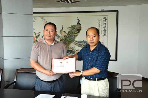 聘任仪式（左为张彦霖，右为天津滨海职业学院院长杜学森）