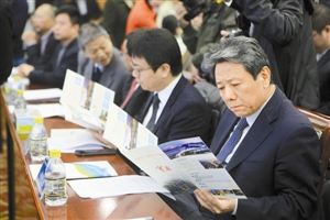 与会人员认真阅读宝安宣传册