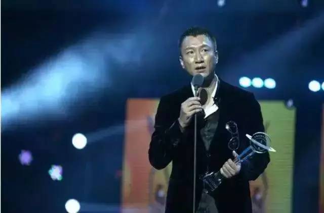 一位靠母亲捡垃圾养大的明星，你绝对想不到是谁...