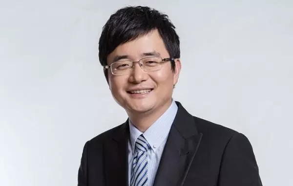 被大佬轮流折磨14年，硬把公司干到上市，年底带员工各种浪，鬼知道他经历了什么……