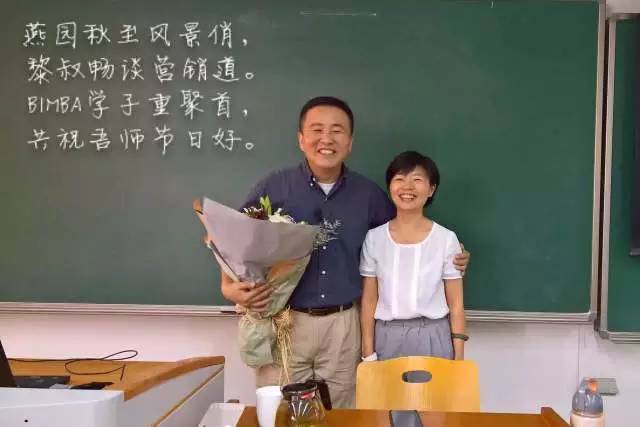 上图为院长与诗作者李茁同学合影留念