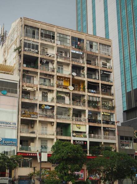 废弃的公寓楼就只能拆掉？越南这栋十层公寓楼被改成咖啡博物馆，一不小心还成了网红爆款
