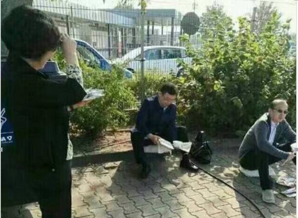 王传福打破日本垄断、单挑特斯拉！还把中国制造卖到全世界，百亿身家却坐路边吃盒饭！