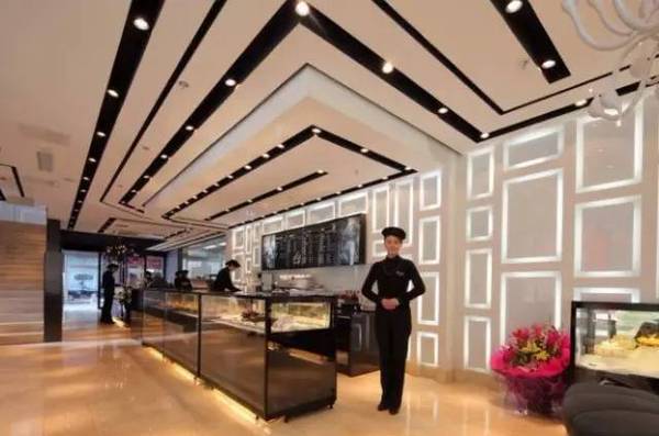 17岁赌上全部，25岁开出1000多家连锁店，被稻盛和夫赞为天才！这几年，他经历了什么？