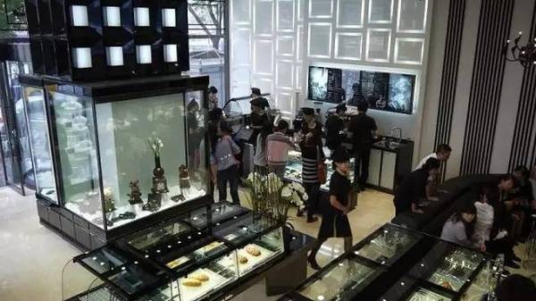 17岁赌上全部，25岁开出1000多家连锁店，被稻盛和夫赞为天才！这几年，他经历了什么？