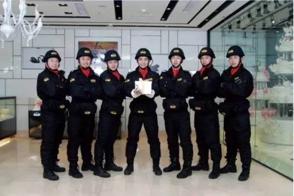 17岁赌上全部，25岁开出1000多家连锁店，被稻盛和夫赞为天才！这几年，他经历了什么？