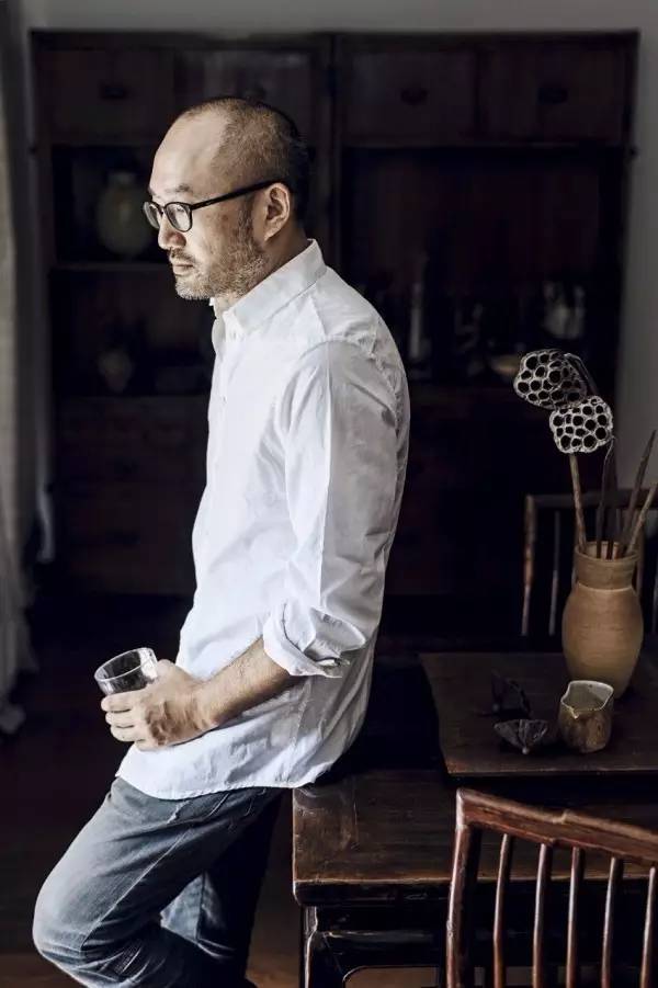 许鑫明身价上亿却逃离北上广,在泸沽湖造了座光与影的白房子,找回本心遇见曾经的自己