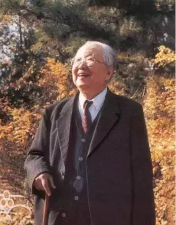 启功是康熙第十代孙，中国最后一个大师，被迫娶了“姐姐”，他活了90岁，爱了她70年