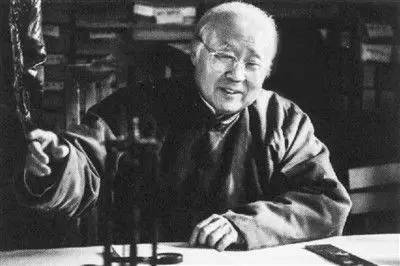 启功是康熙第十代孙，中国最后一个大师，被迫娶了“姐姐”，他活了90岁，爱了她70年