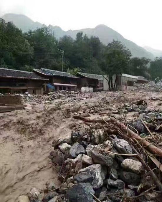 甘肃文县发生局部暴洪泥石流 已致7人死亡2人失联