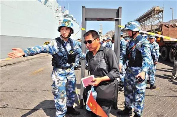 《战狼2》：中国护照不一定能带你去世界任何地方，但能把你从任何地方接回家！