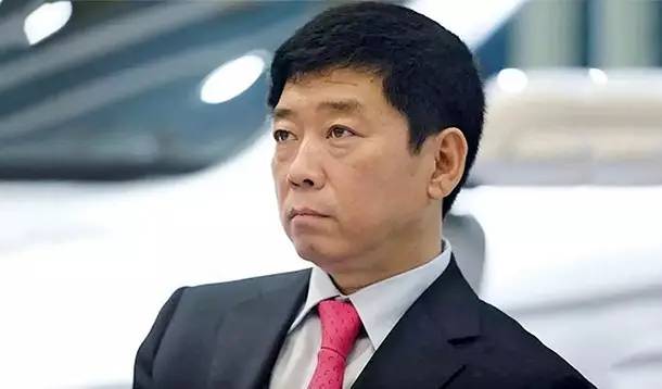 接手欠债200万小厂，只卖一类产品，不打广告，居然靠《论持久战》赚得405亿身家，成为汽车界首富？