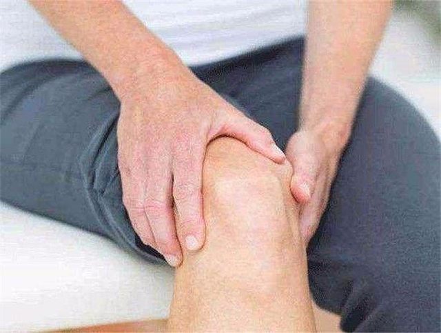 膝盖疼走路困难? 农村一种常见蔬菜, 每天擦一擦让你健步如飞!