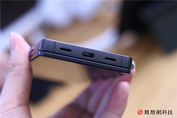 中兴Axon M折叠双屏手机体验：一面聊微信，另一面开黑