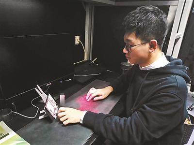 95后学生改造宿舍变“太空舱”，垃圾桶“随叫随到”