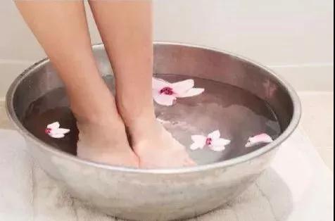 冬天爱泡脚的人一定要看！水里加点这玩意，驱寒温肺，胜过任何补药！