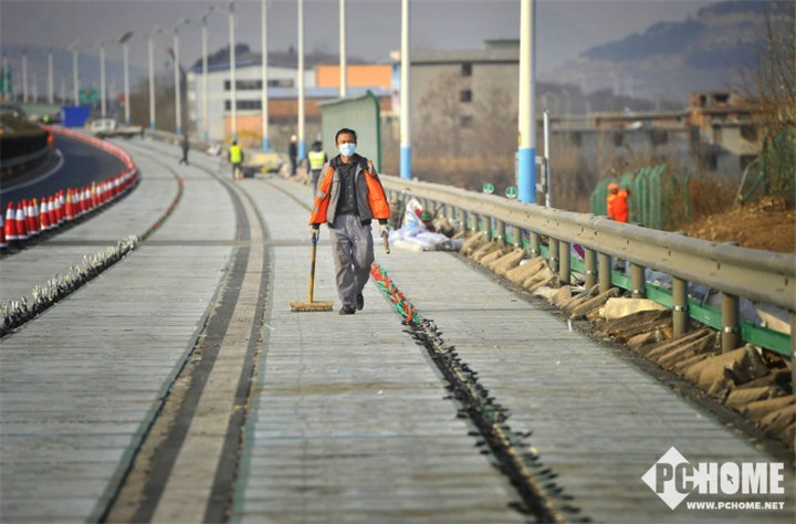 边开车边充电不再遥远，全球首条光伏高速公路即将落地济南