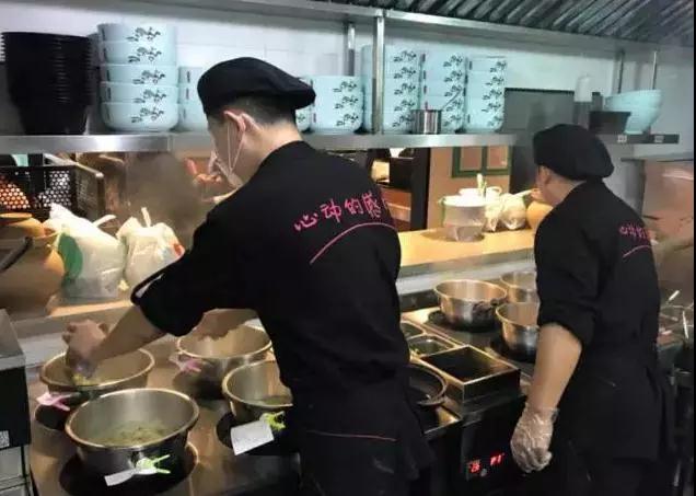 弃用大厨！半年开40多家店，只靠24款菜品做到月营业额50多万！