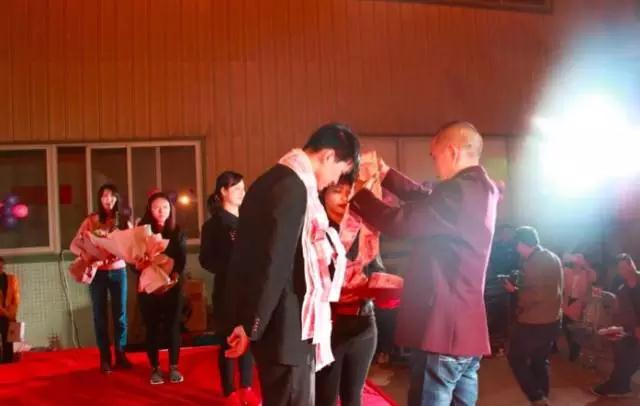 这个60后老厂长转型做互联网爆品，一天挣了3000万，就靠一土招！