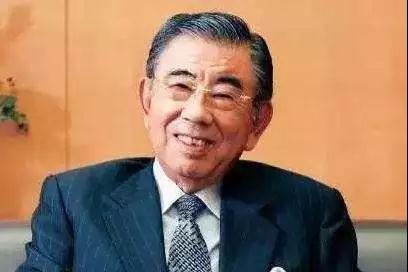 83岁被迫辞职, 依然年赚2473亿! 令马云闻风丧胆乔布斯视他为疯子