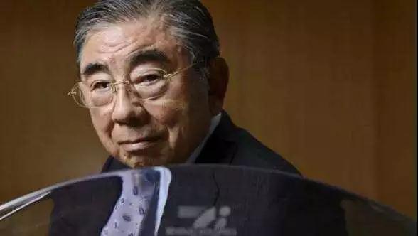 83岁被迫辞职, 依然年赚2473亿! 令马云闻风丧胆乔布斯视他为疯子