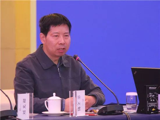 刚刚，中国经济学界半壁江山齐聚钓鱼台，有人高呼：警惕红色财团！