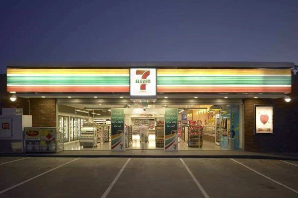 70000家店，人均年利过百万，全球最大便利店的秘密