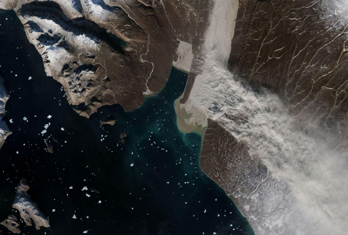 NASA拍到“冰川粉粒”漂浮在格陵兰岛的罕见画面