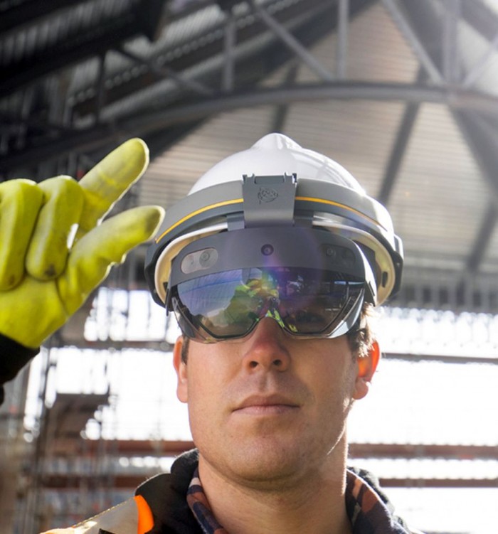 基于HoloLens 2定制的Trimble XR10安全帽发布：$4750