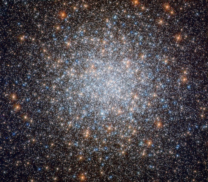 哈勃望远镜捕获球状星团震撼画面：包含50万颗恒星