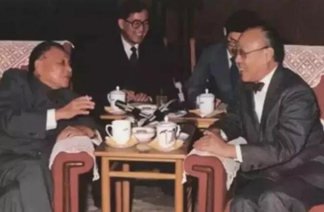 这位华人，差点逼得比尔盖茨去做教师，最终却败于乔布斯之手