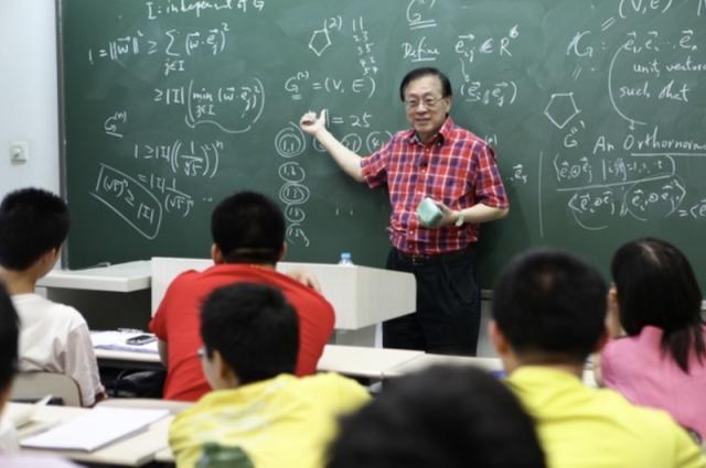 图灵奖唯一华人获得者，回国创办清华学霸班，放弃美国籍却引热议