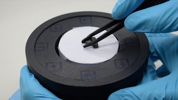 瑞士科学家研发形状记忆材料 利用磁响应液体增加硬度
