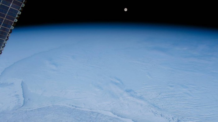 太空视角：NASA分享在冰冻冬季景观出现的满月图像