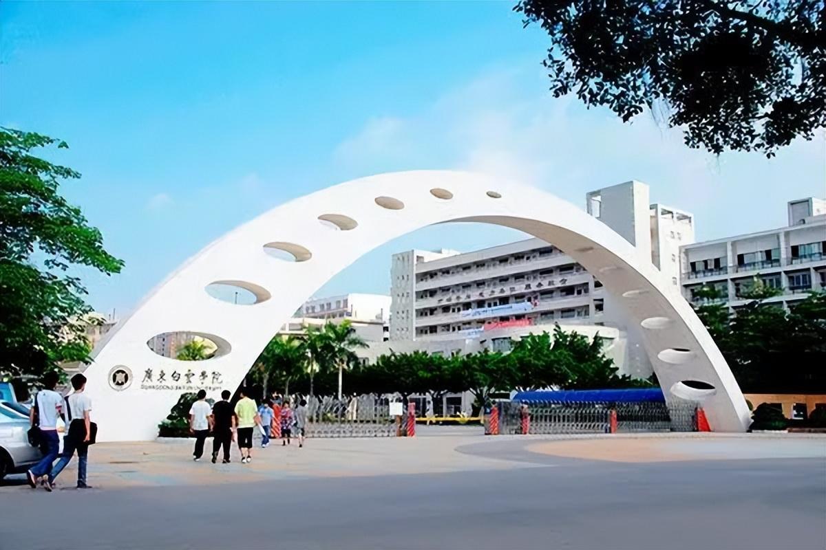 两大家族办高校，一年大挣19亿