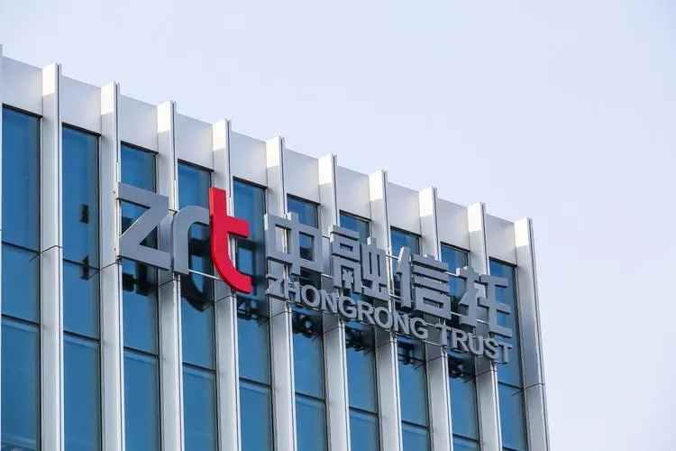 首次官宣“爆雷”！中融信托引两大信托巨头入场，“踩雷”上市公司仍在买进 